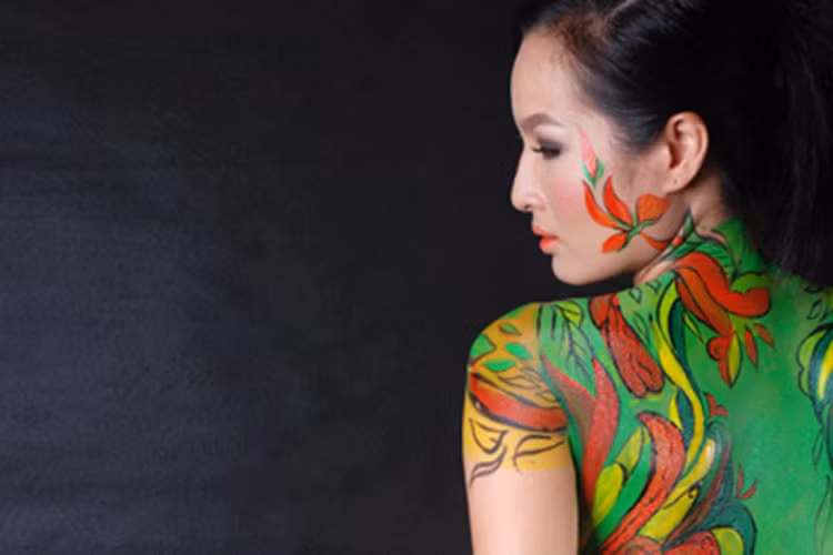 Đức Phạm thường trực tiếp đứng trước khán giả và vẽ thay vì thực hiện tại studio rồi bán ảnh. Ảnh: Danviet