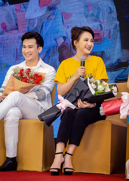 Hình ảnh Bảo Thanh tươi rói trên sân khấu buổi ra mắt phim mới.