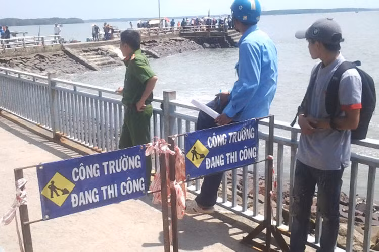 Ngoài đường dẫn ra bến đò, lực lượng an ninh trật tự cho lập barie để ngăn khách du lịch tràn xuống bến.