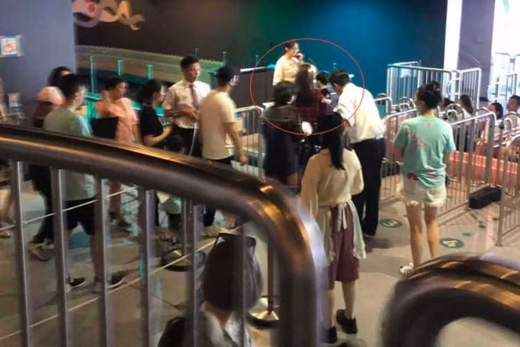 Huỳnh Hiểu Minh và Angelababy thay nhau bồng bế con trai nhỏ trong chuyến đi. Ảnh: Sina