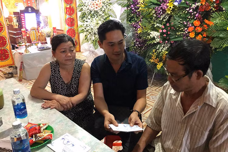 Nam diễn viên gửi đến người thân hai hiệp sĩ tấm lòng của những nhà hảo tâm.