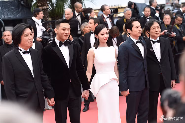 Yoo In Ah cười rạng rỡ bên đoàn làm phim "Burning".