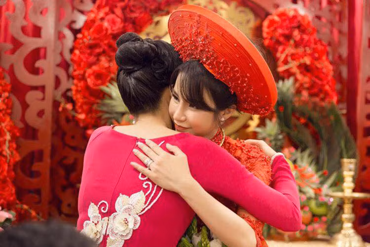 Trong ngày về nhà chồng, Diệp Lâm Anh được mẹ căn dặn nhiều điều. “Tự nhiên thấy thương mẹ nhiều”, Diệp Lâm Anh chia sẻ.