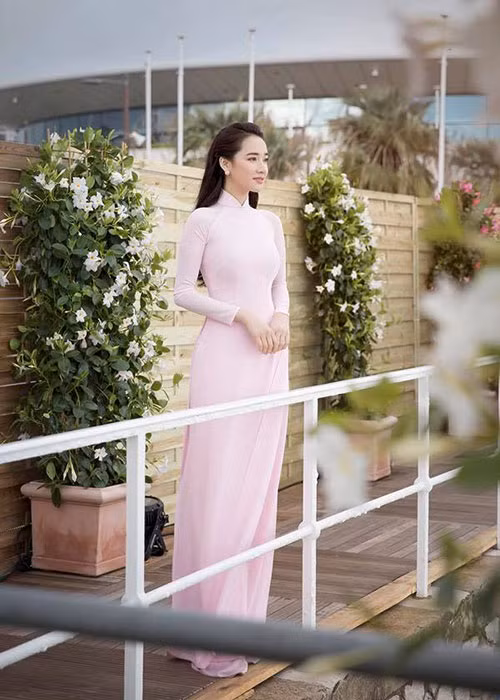 Đáng chú ý, khi đạo diễn Bùi Tiến Huy chúc mừng sinh nhật Nhã Phương kèm lời nhắn nhủ mong cô mạnh mẽ, biết lắng nghe lý trí thay vì con tim, Nhã Phương đáp lại: "Vâng, lý trí của em lên ngôi rồi". Ảnh: FBNV