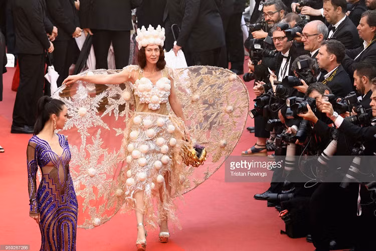 Hình ảnh của Vũ Ngọc Anh thu hút ống kính phóng viên Cannes khiến fans chú ý.