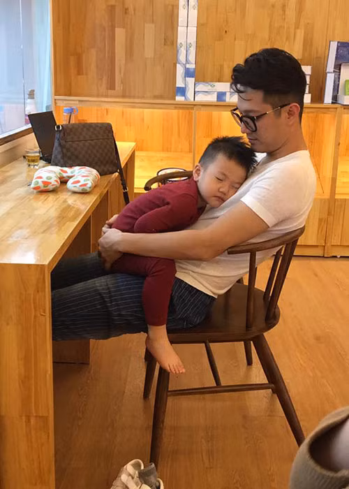 Niềm vui của Chí Nhân là có con trai bên cạnh để chăm sóc và yêu thương con.
