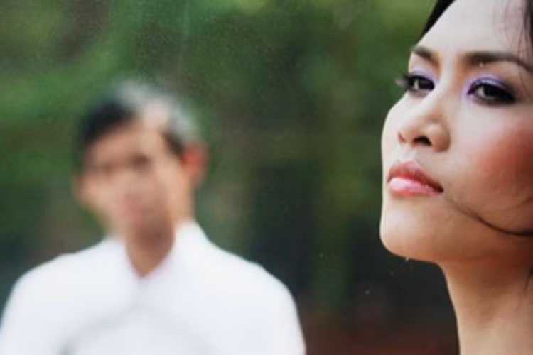 Hà Hương ghi dấu ấn với khán giả qua vai diễn Nguyệt trong " Phía trước là bầu trời". Khi đang ở đỉnh cao của sự nghiệp múa, cô lên xe hoa vào năm 2008. Ảnh: Aninhthudo