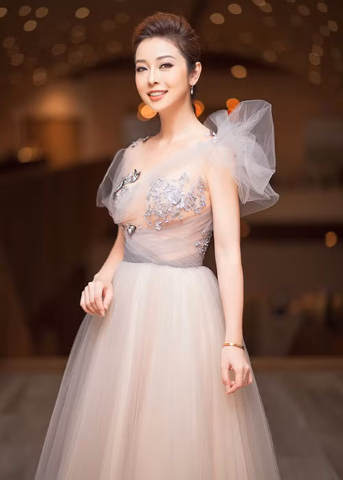 Trong chuyến công tác ở Sài Gòn lần này, Jennifer Phạm còn đi làm từ thiện vào ngày 1/6.