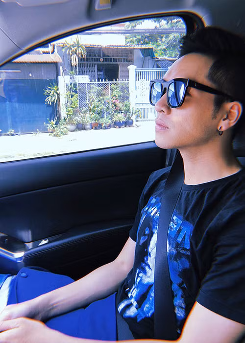 Bạch Công Khanh đáp trả antifans: “Lâu lâu lướt mạng mới thấy mình cũng có nhiều antifan ớn thật. Bên cạnh những ai yêu thương mình thì tồn tại song song đó vẫn là những bạn vô cùng cay cú mình, giận dỗi mình, đá xéo mình, tức tối mình hay thậm chí là nổi điên với mình. Không biết với bất cứ lý do gì nhưng Khanh vẫn cho rằng đó là những hành vi quá bạo lực. Nghệ thuật là nơi tồn tại của những gì hoa mỹ nhất, "lời hay - ý đẹp" rất nhiều mà các bạn lại tiếc rẻ với nhau thế à. Buồn ghê”.