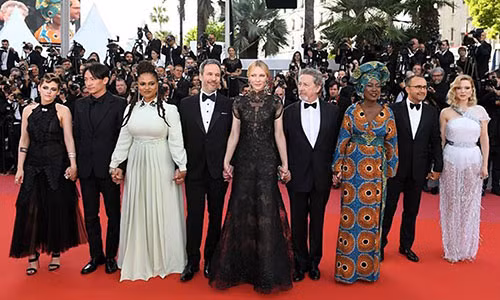 Cate Blanchett mặc bộ váy cũ (đứng giữa hai nam giam khảo mặc vest) chụp ảnh cùng hội đồng giám khảo Cannes 2018.