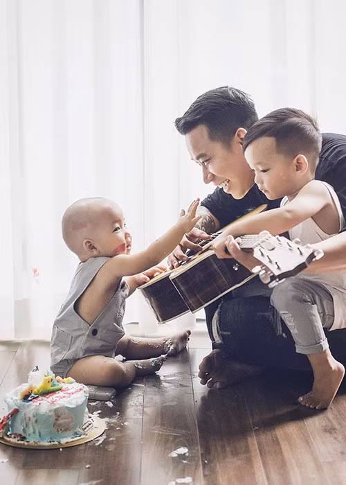 Lê Hoàng (The Men) tâm sự: “Showbiz Việt Nam hiện nay hỗn tạp như giao thông đường bộ vậy, nên mình ở nhà chơi với con là yên bình nhất”.