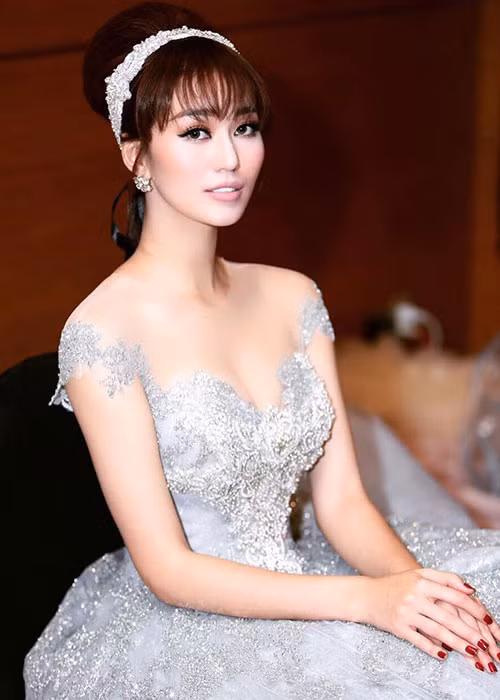 Khánh My xuất thân là người mẫu. Cô cao 1m72, sở hữu số đo 3 vòng quyến rũ.