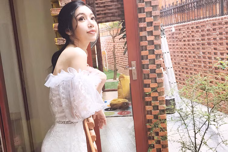 Gái hai con Elly Trần khoe vai trần gợi cảm.