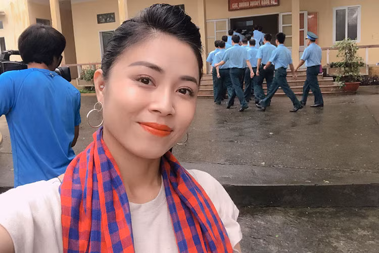 BTC Hoàng Linh tâm sự: “Trở về sân khấu đầu tiên của “Chúng tôi là chiến sĩ”...12 năm mà như mới hôm qua. Hải Phòng hôm nay mưa để chào đón Linh trở lại. Cũng nhờ mưa mà “Nhật ký chiến sĩ” của Linh càng lãng mạn, dễ thương cực kỳ”.