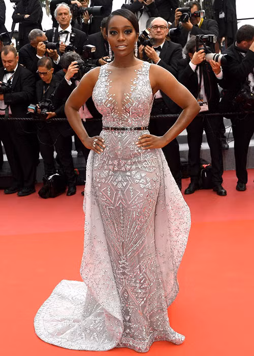 Nữ diễn viên Aja Naomi King diện đầm bó sát lộng lẫy khoe sắc cùng nhiều mỹ nhân khác tại Cannes. Ảnh: Harpersbazaar