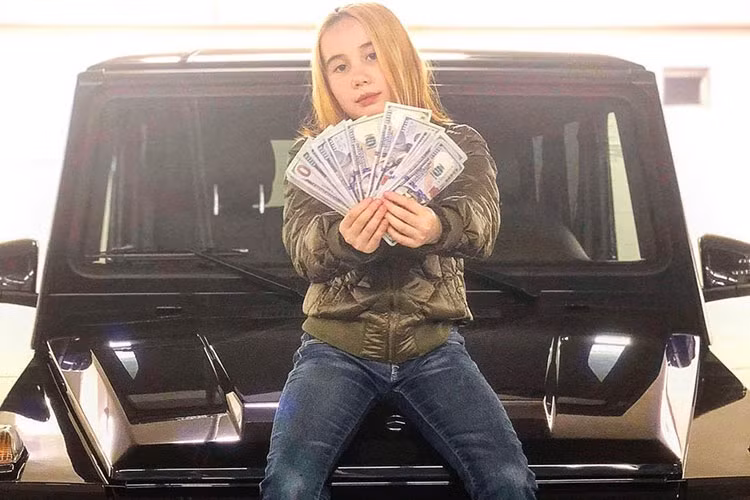 Sau những hành động không phù hợp với lứa tuổi, Lil Tay nhận lại nhiều bình luận tiêu cực. Thế nhưng, cô bé cũng nhanh chóng tuyên bố không hề sợ hãi bị người khác ghét. "Tất cả đều biết Lil Tay giàu và sẽ giàu hơn nữa. Thế nên hãy dừng ngay việc ghét bỏ người khác để kiếm tiền đi", cô bé chia sẻ trên trang cá nhân.