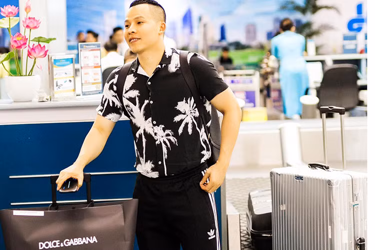 Khắc Tiệp lên đường sang Pháp là một trong những tin tức sao Việt trong ngày 6/5.