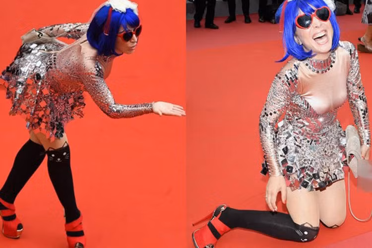 Xuất hiện tại thảm đỏ LHP Cannes 2018, nữ ca sĩ Marie Parie ăn mặc kì dị và liên tục tạo dáng quá lố. Ảnh: Getty