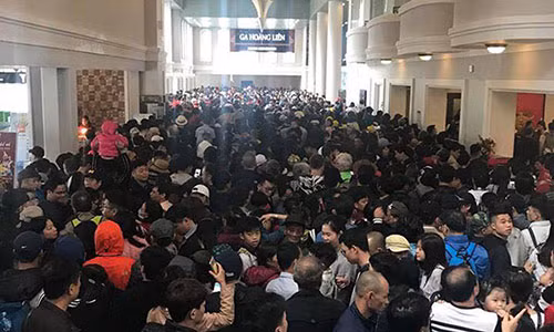 Sáng 30/4, hàng nghìn du khách đổ về ga cáp treo Sa Pa để lên tham quan nóc nhà Đông Dương.