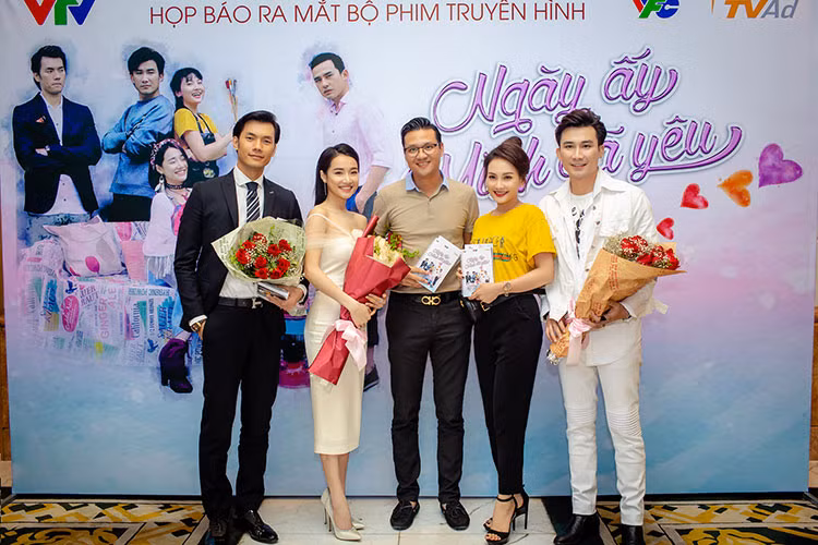 Bảo Thanh và Nhã Phương trở thành tâm điểm của sự chú ý. Trong khi Nhã Phương gợi cảm thì Bảo Thanh mặc kín đáo.