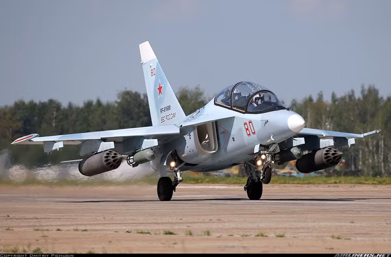Khi làm nhiệm vụ máy bay cường kích, Yak-130 mang được bom không điều khiển và có điều khiển, các loại rocket. Nguồn ảnh: Airlines.net