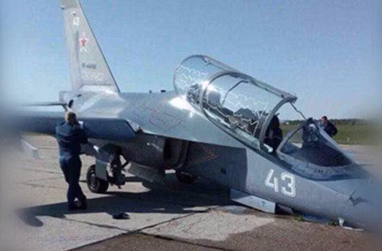 Cùng ngày, một chiếc máy bay Yak-130 thuộc đơn vị không quân ở Borisoglebsk cũng gặp nạn khi đang hạ cánh xuống đường băng. Theo một số nguồn tin ban đầu, chiếc Yak-130 này không thả được càng trước khiến phi công đưa ra quyết định hạ cánh mà không thả càng trước, rất may mọi việc suôn sẻ. Nguồn ảnh: RussiaL