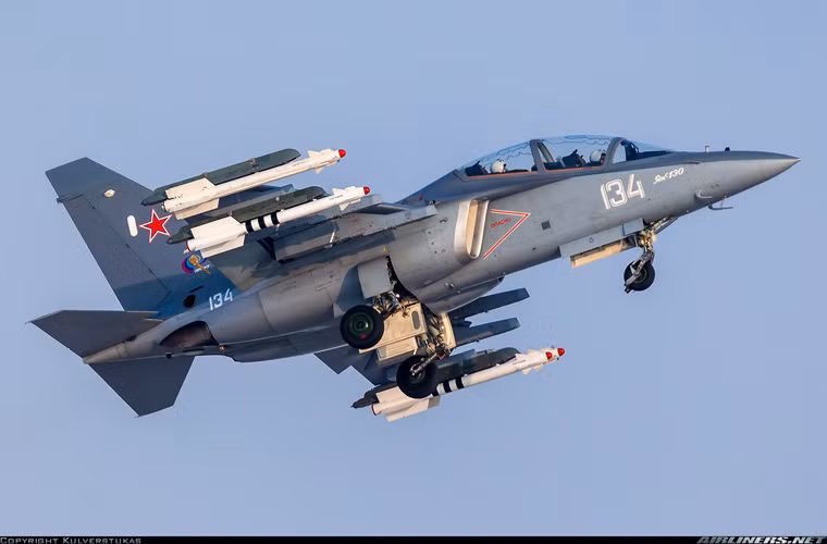 Ngoài vai trò huấn luyện phi công, Yak-130 còn có khả năng đảm nhiệm vai trò tiêm kích hạng nhẹ, máy bay cường kích hạng nhẹ và máy bay do thám. Trên thân - cánh máy bay có tới 9 điểm treo cho phép triển khai đến 3 tấn vũ khí các loại. Trong ảnh, Yak-130 mang 4 đạn không đối không R-73. Nguồn ảnh: Airlines.net