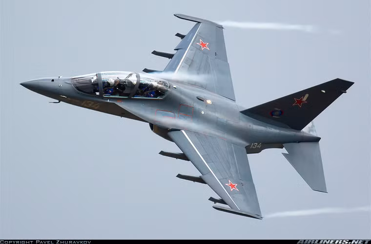 Máy bay Yak-130 trang bị 2 động cơ turbofan AI-222-25 tích hợp hệ thống kiểm soát động cơ kỹ thuật số toàn phần (FADEC) cho tốc độ tối đa 1.060km/h, có thể bay ở tốc độ cực thấp 165km/h, bán kính chiến đấu 555km, trần bay 12,5km, tốc độ leo cao 65m/s. Nguồn ảnh: Airlines.net