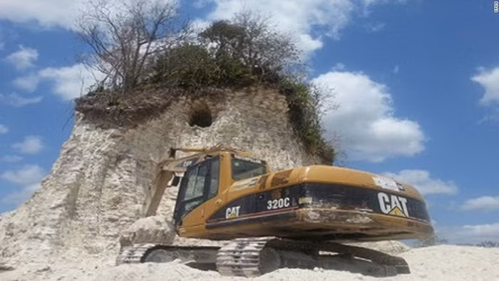 6. Kim tự tháp Nohmul ở Belize: Kim tự tháp Maya 2.300 năm tuổi này đã bị phá hủy vào năm 2013 do Công ty Đá De-Mar sử dụng máy ủi. Đá vôi từ kim tự tháp này đã được sử dụng để lấp đầy những con đường bằng sỏi ở một thị trấn gần đó. Sau một cuộc điều tra, tài xế máy xúc, quản đốc và 2 giám đốc quản lý của công ty đã bị phạt tiền.