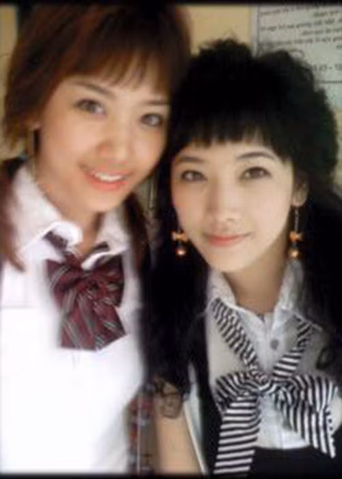 Hari Won có 2 cô em gái và 1 cậu em trai. Trong ảnh là nữ ca sĩ bên một người em gái vào năm 20 tuổi. Ảnh: FBNV