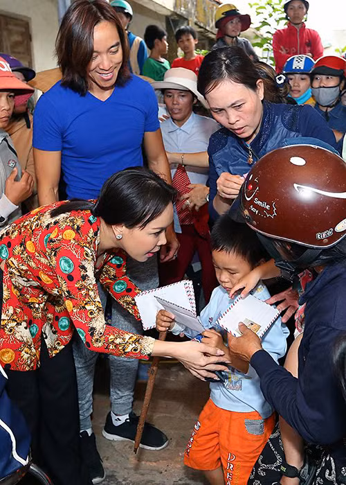 Trong các chuyến đi từ thiện, Việt Hương không có khoảng cách với những người nghèo. Cô luôn gần gũi, thân thiện với mọi người.