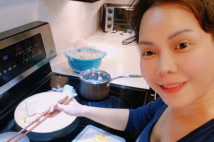 Ở Việt Nam, nữ nghệ sĩ ít khi đi đâu sau khi kết thúc công việc. Nếu xong việc, cô lại nhanh chóng trở về Mỹ để đoàn tụ chồng con.