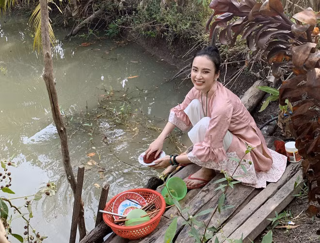 Khoảnh khắc Angela Phương Trinh ngồi cầu gỗ rửa chén trước nhà thu hút nhiều sự chú ý từ khán giả. Ngoài những lời khen về hình ảnh bình dị, người đẹp cũng khiến nhiều fan "phát hãi" khi nước ao tại nơi này có phần không sạch.