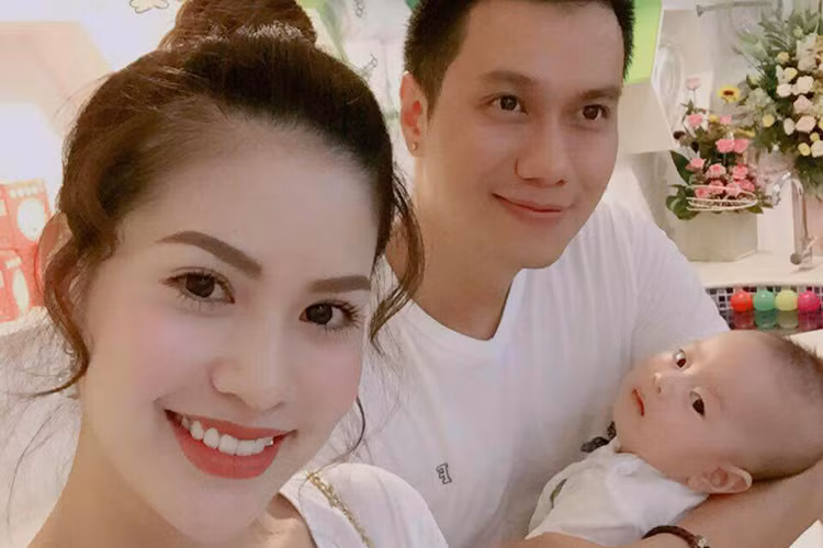 Cuộc sống nhân thứ hai của Việt Anh khá nhiều sóng gió khi anh vướng tin đồn tình cảm với Bảo Thanh, Quế Vân.