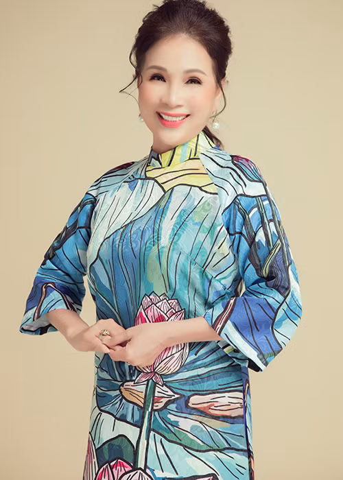 Hình ảnh NSƯT Kim Xuân rạng rỡ trong tà áo dài.