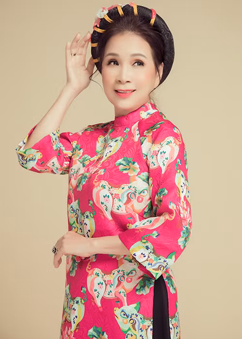 Năm 20 tuổi, cô có vai chính đầu tiên trong vở "Tình ca" của đạo diễn Bạch Lan.