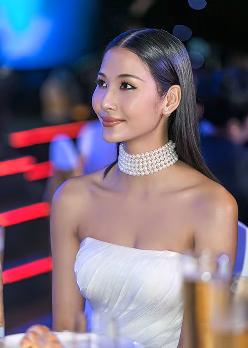 Không ít người hâm mộ của Hoàng Thùy đưa ra quan điểm người đẹp xứng đáng đại diện Việt Nam đi thi quốc tế bởi cô hội tụ nhiều yếu tố để có thể tỏa sáng trên đấu trường nhan sắc quốc tế.