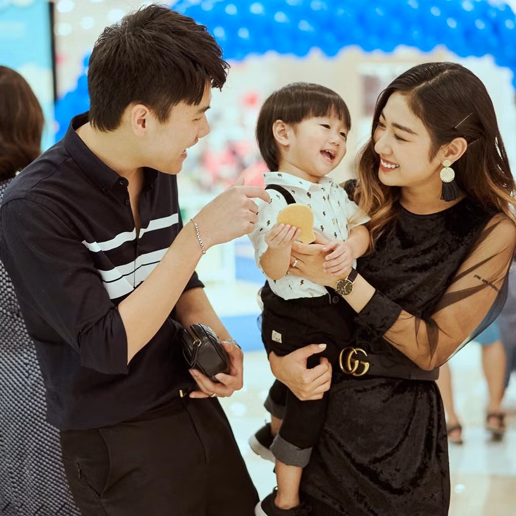 Sau 3 năm kết hôn, Trang Lou vẫn giữ được vóc dáng cùng nhan sắc tươi trẻ đáng ngưỡng mộ. 9X thường xuyên đăng ảnh vui vẻ bên chồng con lên mạng xã hội. Cô nàng tuổi Hợi cùng chồng được xem như gia đình bỉm sữa nổi tiếng nhất trong giới trẻ Việt, bên cạnh Nam Thương - Ba Duy, Heo Mi Nhon - Kiên Hoàng.