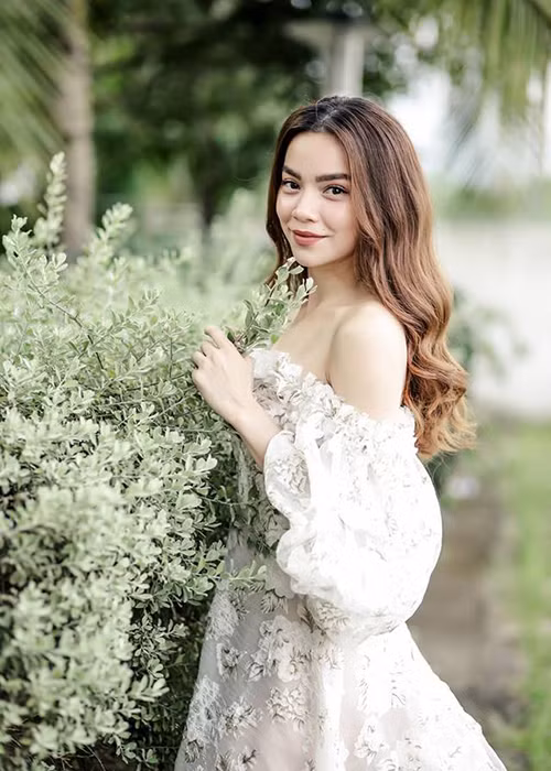 Nữ ca sĩ được bạn trai hết mực chiều chuộng. Ngoài ra, Kim Lý còn có mối quan hệ tốt đẹp với con trai và bố mẹ của Hà Hồ.