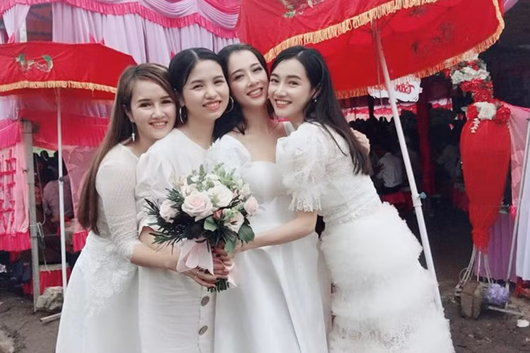Trong đám cưới của em gái vào tháng 8/2018, nữ diễn viên phim "Tuổi thanh xuân" đã xuất hiện với vòng 2 to bất thường. Ảnh: Tiền Phong