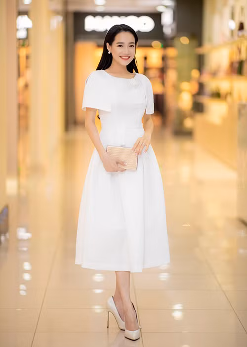 Tháng 9/2018, Nhã Phương xuất hiện rạng rỡ tại một số sự kiện. Đáng chú ý, cô thường diện trang phục giấu vòng 2. Ảnh: Dân Việt