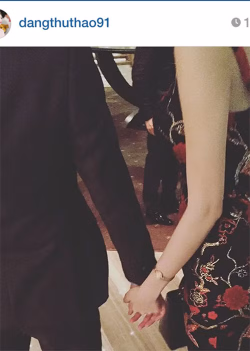 Hồi mới hẹn hò, đôi uyên ương không công khai dành cho nhau những nụ hôn hay cái ôm eo siết chặt quá đà.