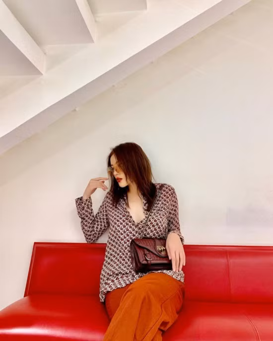 Nếu quần hoặc chân váy đơn sắc thì áo sơ mi nên có họa tiết, hoặc nếu cả set đồ có gam màu tương đồng, chọn túi xách làm điểm nhấn để tạo nên tổng thể bắt mắt, thú vị.