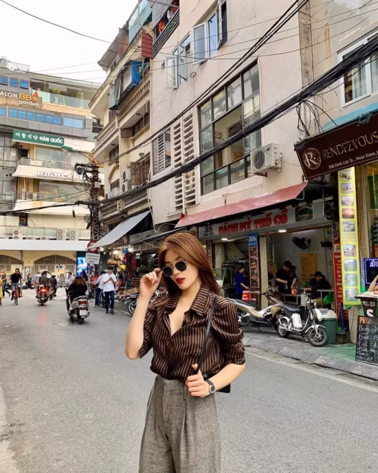 Chỉ với 1 chiếc áo sơ mi và quần tây, dù sơ vin hay không, Kỳ Duyên vẫn đẹp. Song, ngoài công thức mix đồ đơn giản mà bất kỳ nàng nào cũng có thể áp dụng, nên chú ý thêm về cách kết hợp với phụ kiện như túi xách, mắt kính hoặc giày...
