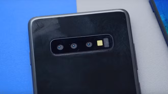 Ở mặt sau của 2 máy đều được trang bị hệ thống 3 camera, được đặt theo chiều ngang thay vì dọc như trên Galaxy A7 2018. Samsung đã loại bỏ cảm biến vân tay ở mặt sau, vì thế nhiều khả năng Galaxy S10 và S10+ sẽ được trang bị cảm biến vân tay dưới màn hình.