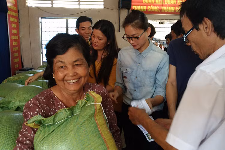 Ngoài đời, Ngô Thanh Vân khá giản dị. Trong ảnh, cô mặc đơn giản khi đi làm từ thiện.