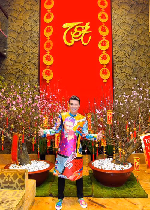 Đàm Vĩnh Hưng sang Thái Lan và được các kênh truyền hình mời phỏng vấn. Theo chia sẻ của nam ca sĩ, anh sẽ đi hát từ ngày mùng 1 Tết.