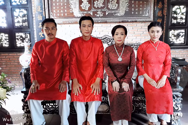 Danh hài Việt Hương (thứ hai bên phải) tham gia dự án còn dang dở trước khi về nhà đón Tết.
