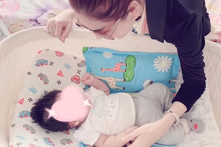 Con trai của Lâm Khánh Chi sinh ra nhờ tinh trùng của Lâm Khánh Chi trước khi chuyển giới và trứng của chị dâu.