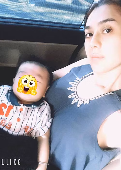 Trước đó, trong lễ kỷ niệm 1 năm ngày cưới, nữ ca sĩ tuyên bố sẽ công khai con khi bé tròn 1 tuổi. Ảnh: Dân Việt